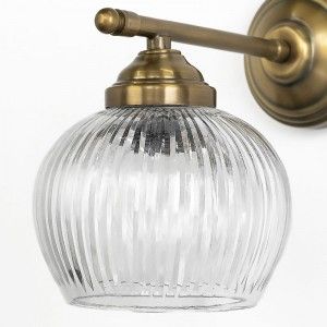 לולה- גוף תאורה אלגנטי עשוי זרוע פליז וכוס זכוכית מעוצבת