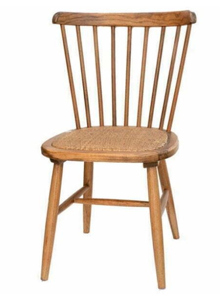 כיסא מעץ בעיצוב קלאסי, עם מושב רשת וגב גבוה, מתאים לסלון או פינת אוכל.