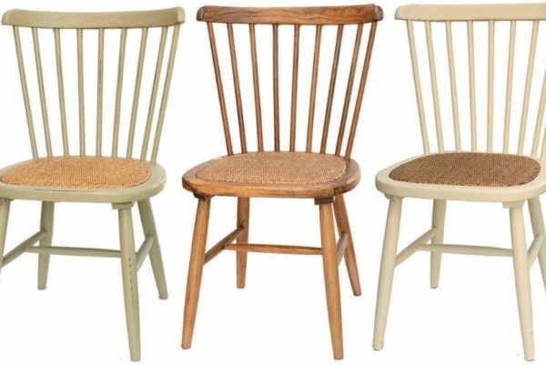 שלוש כורסאות מעוצבות בצבעים שונים עם מושבים מקש, מתאימות לסלון או פינת אוכל.