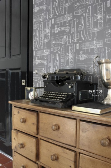 שולחן עץ עם מכונת כתיבה ישנה, קירות עם טפט בעיצוב טכני וקונסולה מעוצבת.