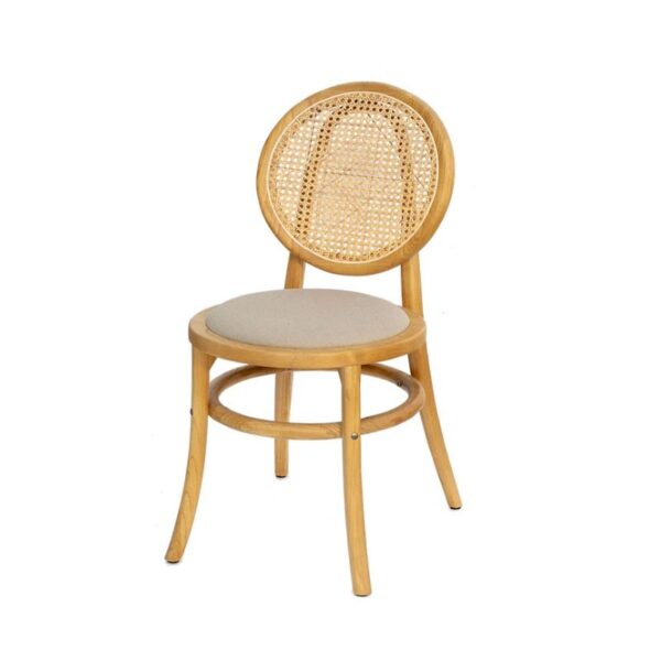 כיסא מעוצב מעץ עם מושב רך ורשת בקצה, מתאים לסלון או לפינת אוכל.