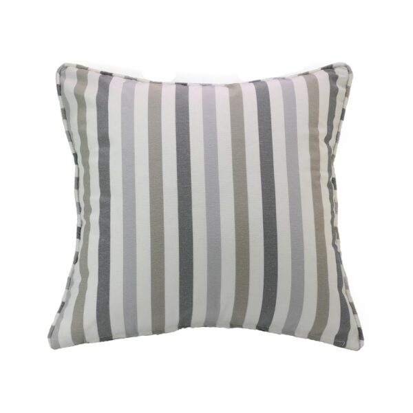 כרית נוי עם פסים בגוונים של אפור ולבן, מתאימה לקישוט ספות וכורסאות בסלון.