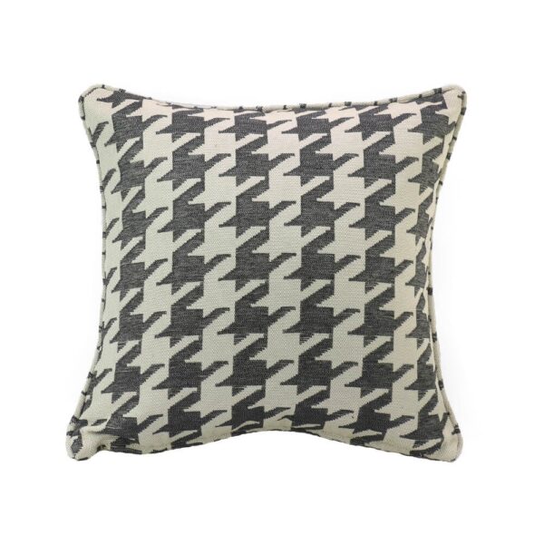 כרית נוי בעיצוב גיאומטרי צבעוני, מתאימה לספות וכורסאות מעוצבות בסלון.