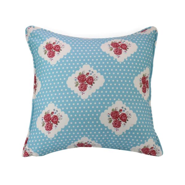 כרית נוי עם עיצוב פרחים על רקע תכלת עם נקודות לבנות, מתאימה לסלון או חדר שינה.