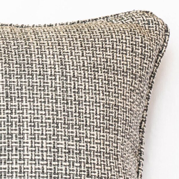 כרית נוי מעוצבת בגוון שחור ולבן, מתאימה לספות ולכורסאות בסלון.