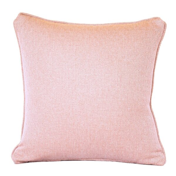 כרית נוי בצבע ורוד עם דגם גיאומטרי, מתאימה לספות ולכורסאות מעוצבות בסלון.