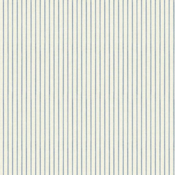 טפט עם פסים דקים בצבעים כחול ולבן, מתאים לעיצוב סלונים וחדרים.