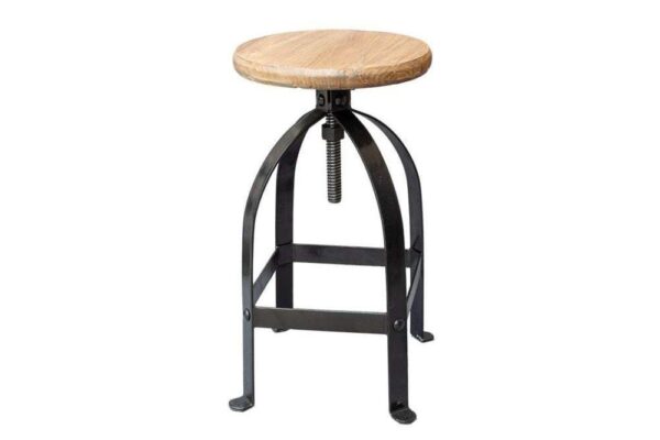 כיסא בר מעוצב עם מושב עץ ומסגרת מתכתית שחורה, מתאים לתאורה מודרנית בבית.