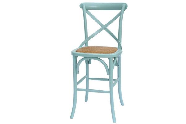 כיסא מעוצב בצבע תכלת עם מושב מקש, אידיאלי לתאורה לסלון ולפינות אוכל.