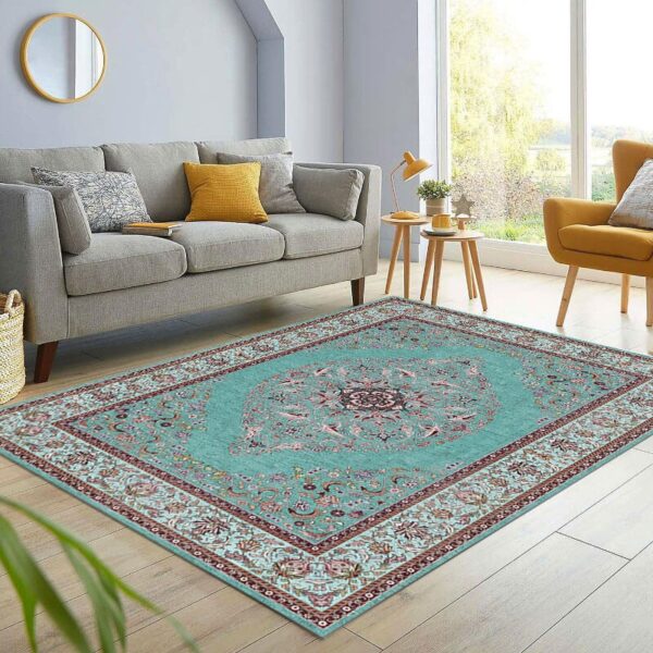 סלון מעוצב עם ספה אפורה, כורסה צהובה ושטיח צבעוני, תאורה טבעית ממלאה את החלל.