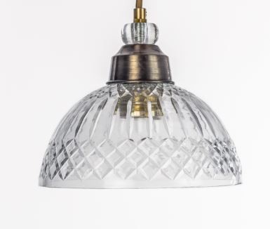 גוף תאורה מעוצב מזכוכית שקופה, מתאים לתאורה לסלון ומוסיף אלגנטיות לעיצוב הבית.