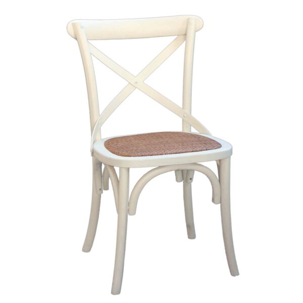 כיסא מעוצב עם מסגרת לבנה ומושב קנים, מתאים לסלון או לפינת אוכל.